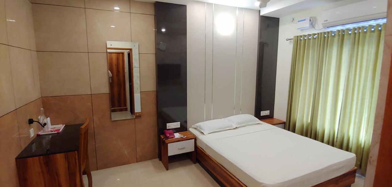 Sree Gokulam Sabari Hotel Chavakkad Exterior photo